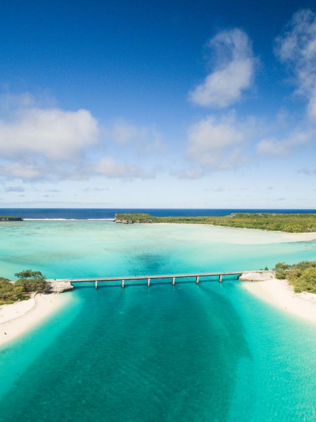 Vue aérienne sur Ouvéa, Îles Loyauté de Nouvelle-Calédonie, le pont de Mouli et les plages.