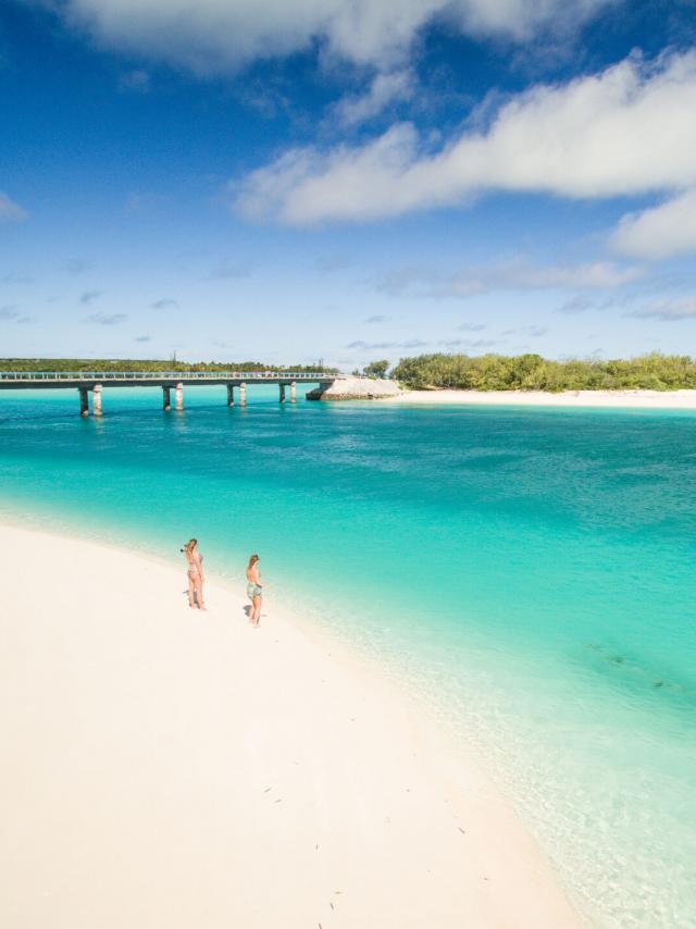 ニューカレドニアのロイヤリティ諸島、ウベアのムーリビーチと橋の航空写真。