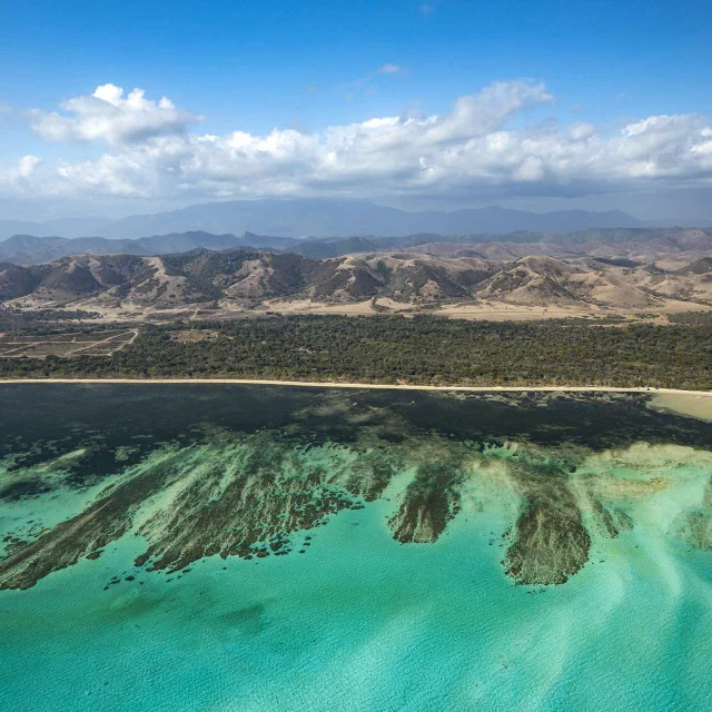 Vue aérienne du plateau de Poé, du lagon et de Bourail situés sur la côte Ouest de la Nouvelle-Calédonie.