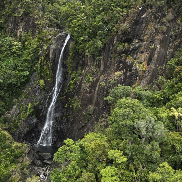 Vue aérienne sur la cascade de Tao à Hienghène, située sur la côte Est de la Nouvelle-Calédonie.