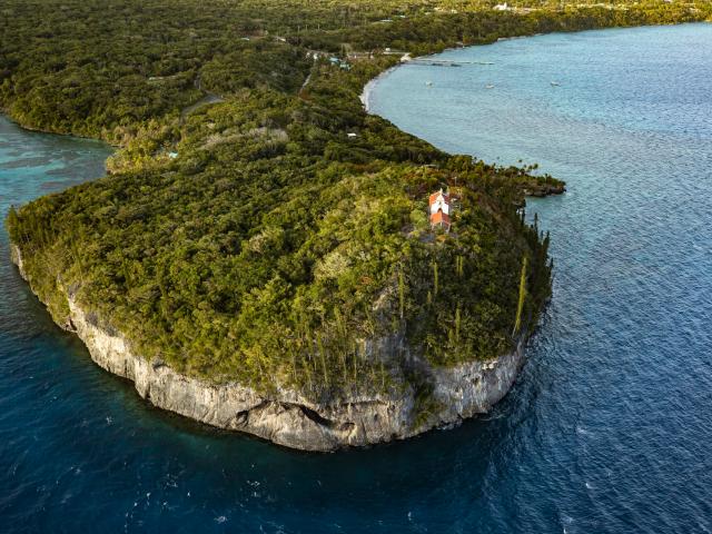 Vue aérienne sur l'Eglise Notre Dame de Lourdes et les baies de Jinek et de Santal à Lifou, Îles Loyauté de la Nouvelle-Calédonie.