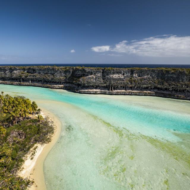 Vue aérienne sur les Falaises de Lékiny à Ouvéa, Îles Loyauté de la Nouvelle-Calédonie.
