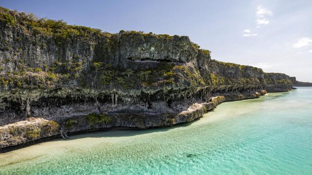 Vue aérienne sur les Falaises de Lékiny à Ouvéa, Îles Loyauté de la Nouvelle-Calédonie.