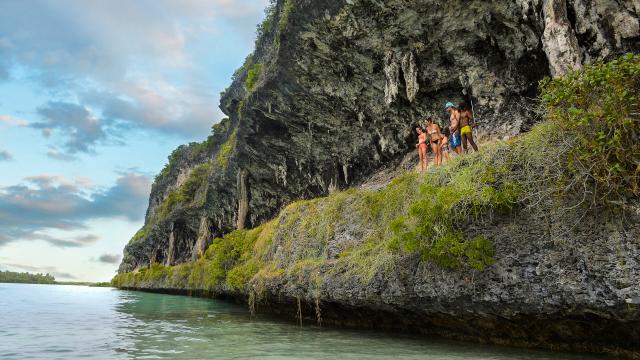 Randonnée pédestre sur les Falaises de Lékiny à Ouvéa, Îles Loyauté de la Nouvelle-Calédonie.