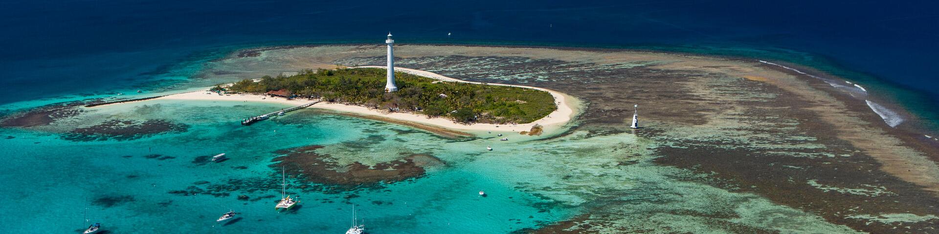 L'îlot Amédée de Nouméa et son phare vue depuis un vol en hélicoptère.