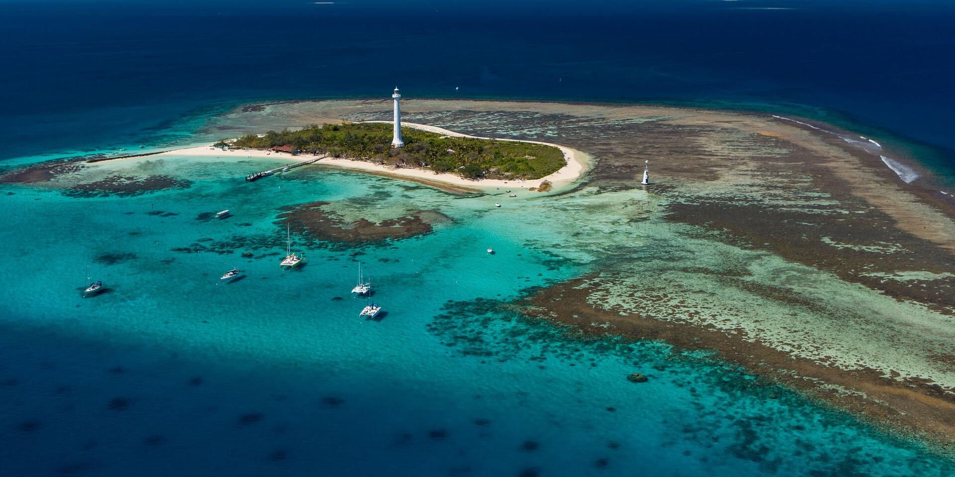 L'îlot Amédée de Nouméa et son phare vue depuis un vol en hélicoptère.