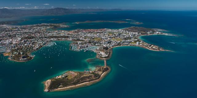 Vue aérienne de l'ensemble de la ville de Nouméa, capitale de la Nouvelle-Calédonie, entouré de ses baies et de son lagon.