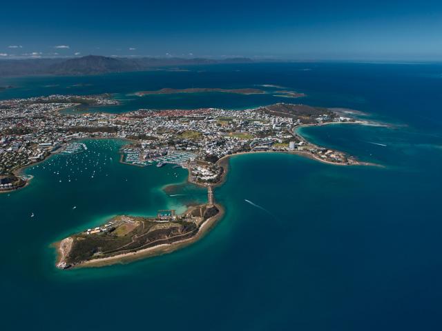 Vue aérienne de l'ensemble de la ville de Nouméa, capitale de la Nouvelle-Calédonie, entouré de ses baies et de son lagon.