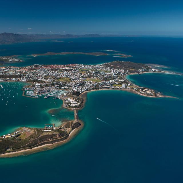 Vue aérienne de l'ensemble de la ville de Nouméa, capitale de la Nouvelle-Calédonie, entouré de ses baies et de son lagon.