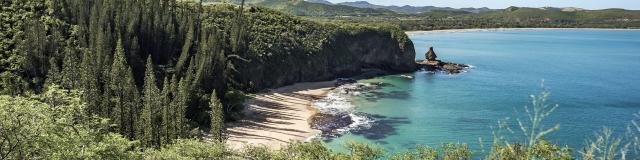 Point de vue du sentier des trois baies donnant sur le Bonhomme de Bourail, la Baie des Tortues et la Plage de la Roche Percée en Nouvelle-Calédonie.