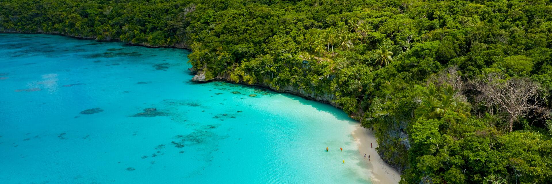 Vue aérienne de la plage de Kiki et du lagon turquoise de Lifou, Île Loyautés de la Nouvelle-Calédonie.