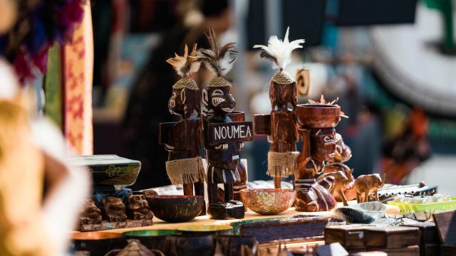 Faire le tour des boutiques d'artisanat du marché de Nouméa