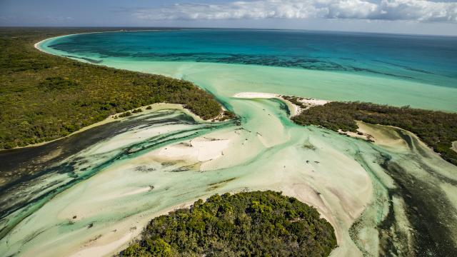 Vue aérienne de la Nurserie aux requins située au Nord d'Ouvéa, Îles Loyautés de Nouvelle-Calédonie.