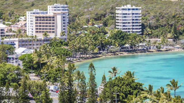 Plage de l'Anse Vata à Nouméa, capitale de la Nouvelle-Calédonie.