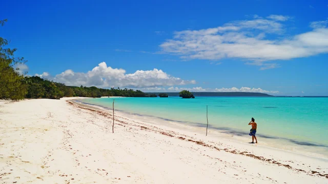 La plage de Luengoni et le lagon à Mu, Lifou, Îles Loyauté de Nouvelle-Calédonie.