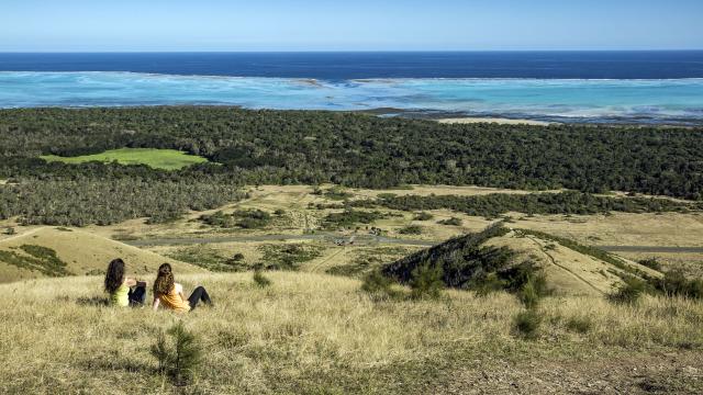 Point de vue sur le Domaine de Deva et le lagon de Poé depuis le sentier de randonnée Boé Arérédi à Bourail, en Nouvelle-Calédonie.