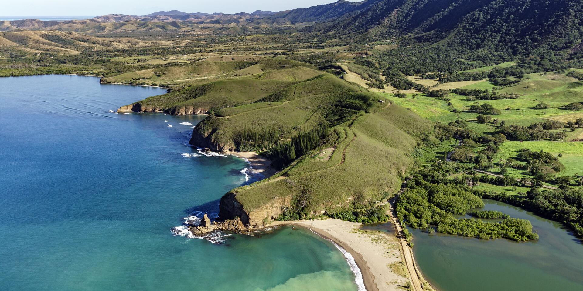 Survol en ULM de Bourail en Nouvelle-Calédonie avec vue sur la plage de la Roche Percée, le Bonhomme de Bourail, la Baie des Tortues et les montagnes.