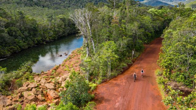 Excursion VTT à proximité d'une rivière au Parc Provincial de la Rivière Bleue à Yaté, dans le Grand Sud de la Nouvelle-Calédonie.