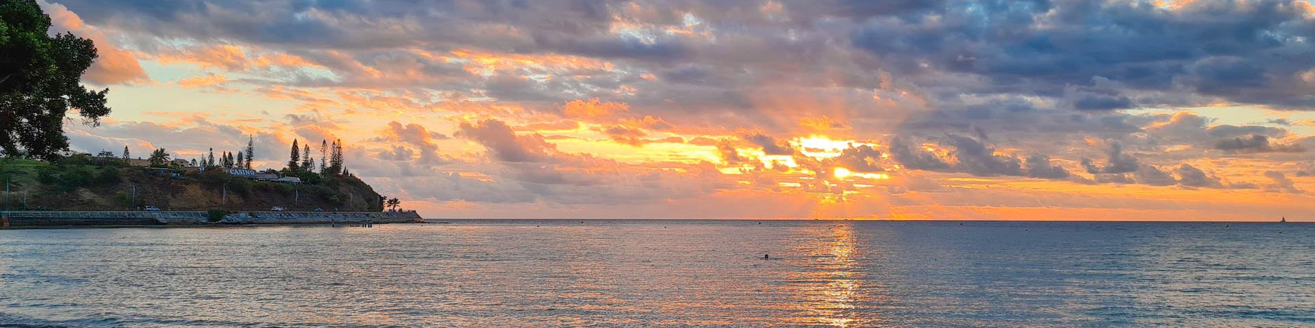 ニューカレドニア、ヌメアのシトロン湾の夕日。