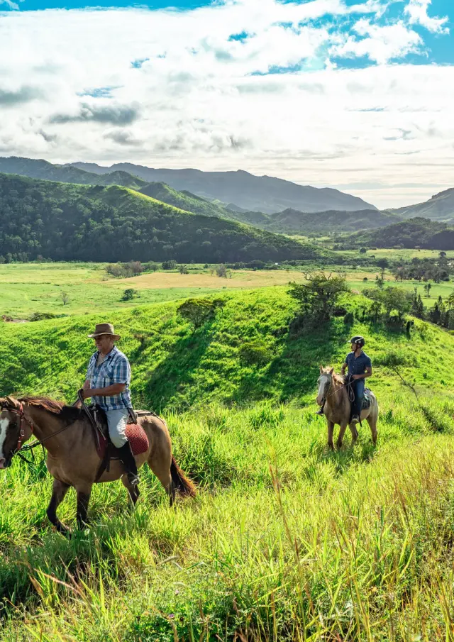 Randonnée équestre au Gîte Les 3 Boucles à Thio, sur la côte Est de la Nouvelle-Calédonie.