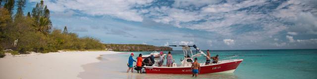 Arrivée en bateau taxi sur la plage de l'îlot Moro à l'Île des Pins en Nouvelle-Calédonie.
