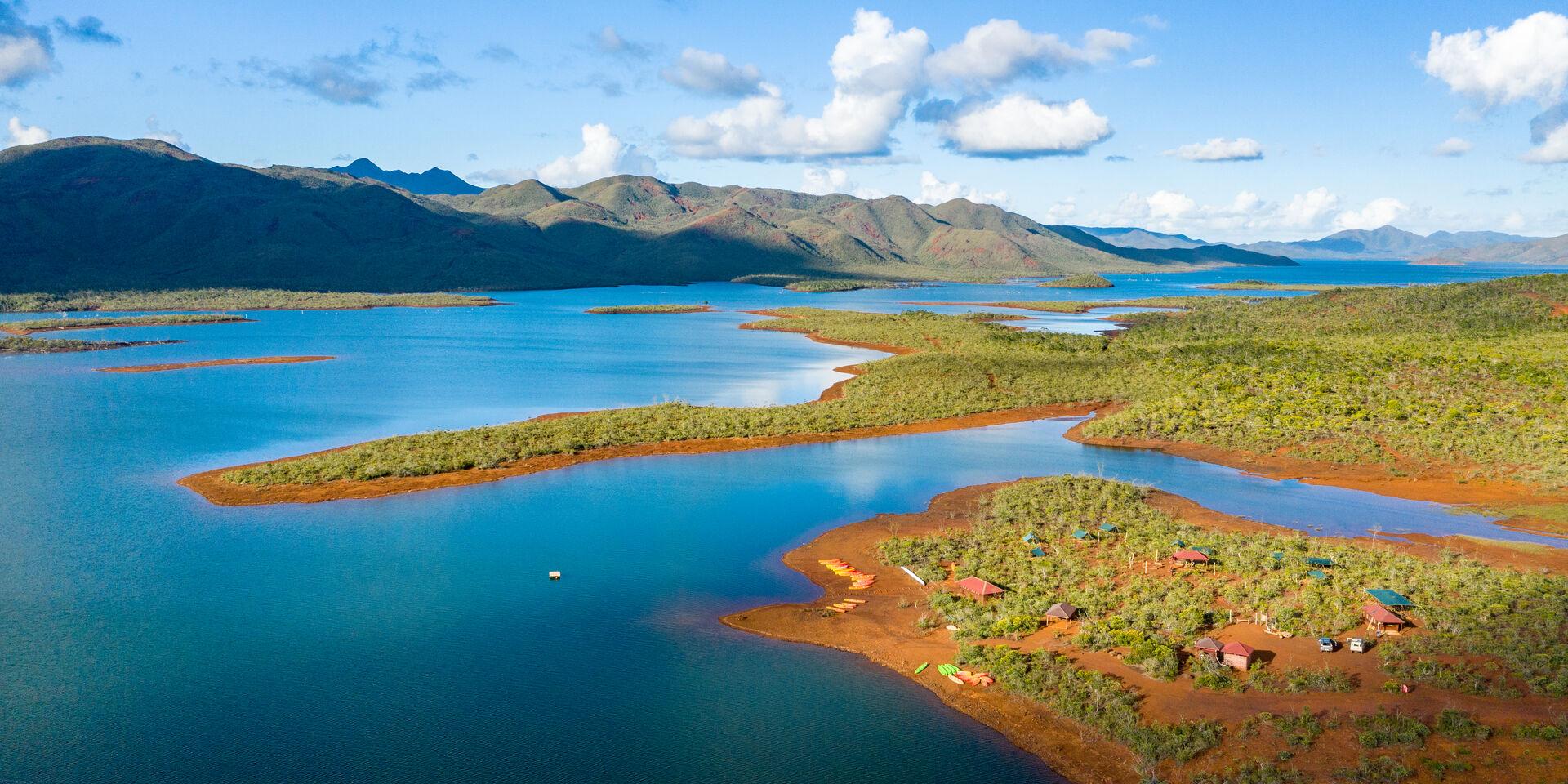 Vue aérienne de la zone de bivouac au Parc de la Rivière Bleue, Yaté