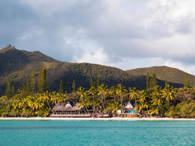 Plage de baie de Kuto et restaurant de l'hôtel Kou-Bugny à l'Île des PIns en Nouvelle-Calédonie.