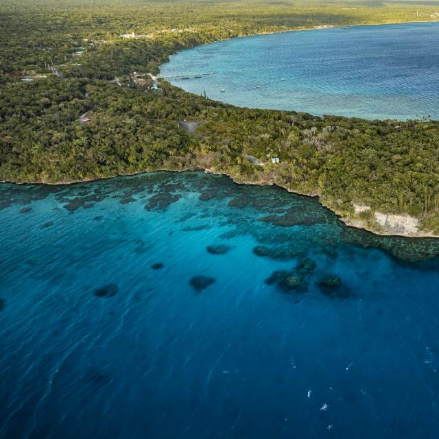 Vue aérienne sur les baies de Jinek et de Santal à Lifou, Îles Loyauté de Nouvelle-Calédonie.