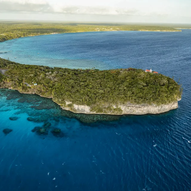 Vue aérienne sur les baies de Jinek et de Santal à Lifou, Îles Loyauté de Nouvelle-Calédonie.