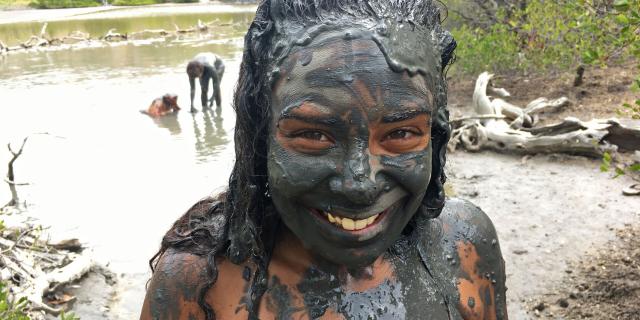 Bain d’argile dans les marais salants à Poum