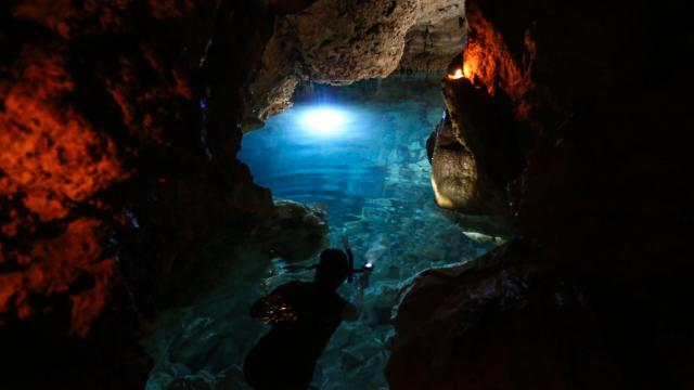 PMT aux Grottes de Luengoni et Inagoj à Maré, Îles Loyauté de Nouvelle-Calédonie.