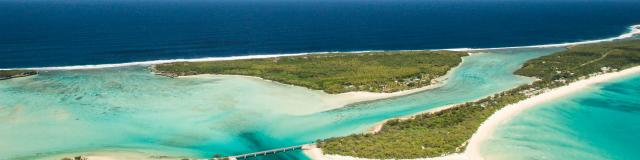 Vue aérienne sur le pont de Mouli et l'îlot Fayava à Ouvéa, Îles Loyauté de Nouvelle-Calédonie.