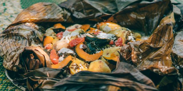Le bougna, un plat traditionnel Kanak en Nouvelle-Calédonie.