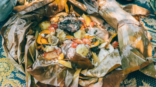 Le bougna, un plat traditionnel Kanak en Nouvelle-Calédonie.
