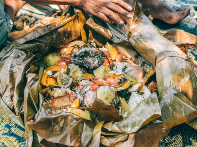 Le bougna, un plat traditionnel Kanak en Nouvelle-Calédonie.