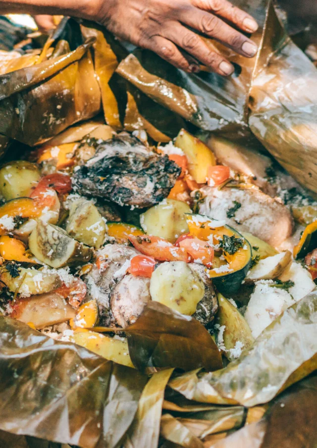 Le bougna, un plat traditionnel Kanak en Nouvelle-Calédonie.