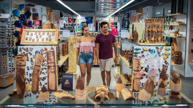 Shopping à la boutique Les Marques Calédoniennes à Nouméa, en Nouvelle-Calédonie.