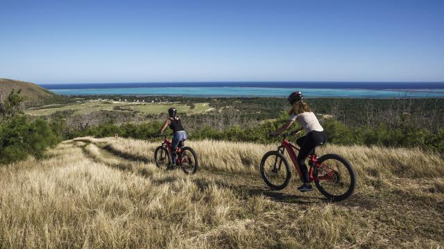 Excursion en VTT sur les pistes du Domaine de Déva à Bourail avec vue sur le lagon de Poé.