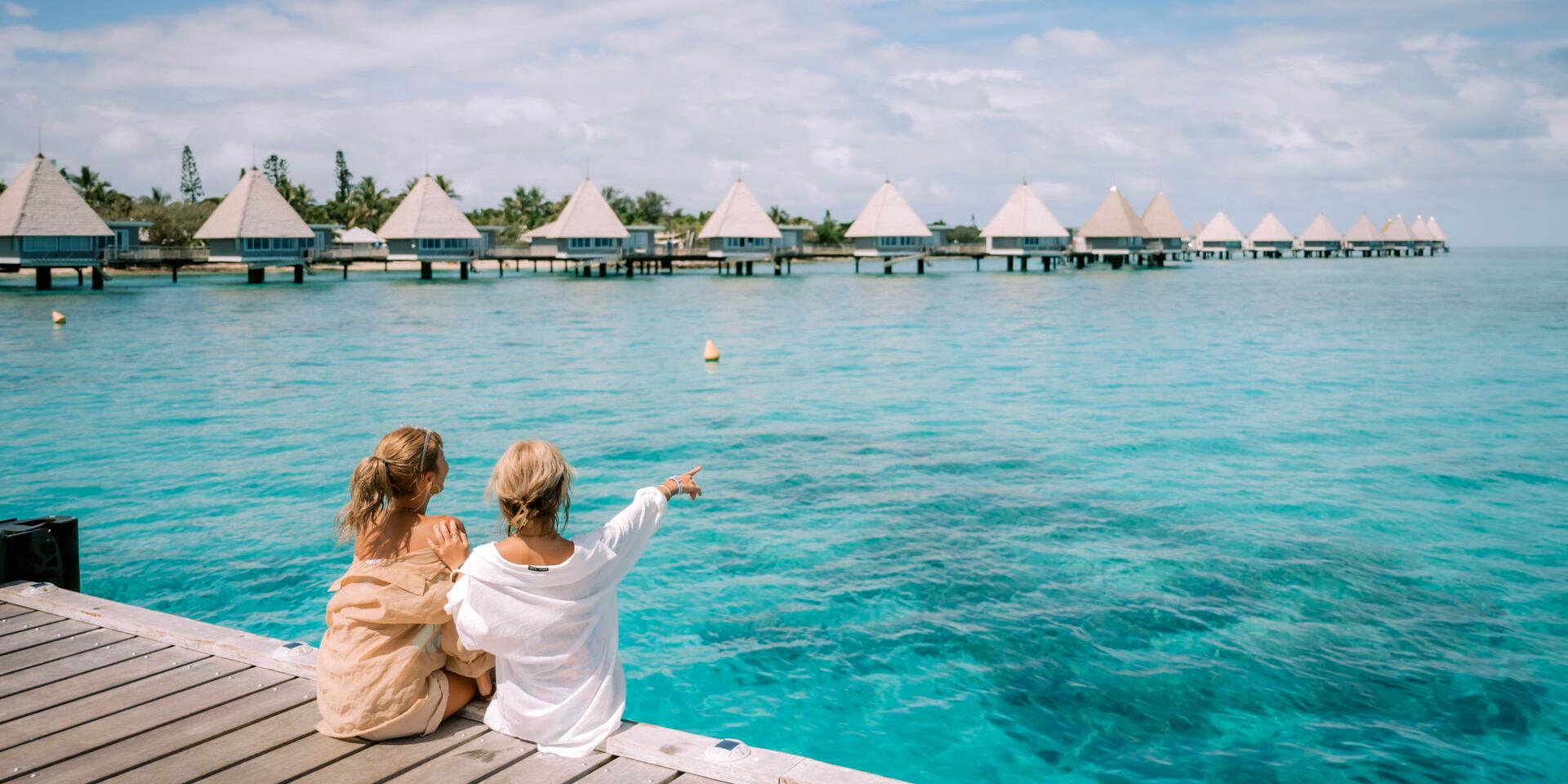 L'hôtel DoubleTree by Hilton Îlot Maître Resort et ses bungalows sur pilotis à Nouméa en Nouvelle-Calédonie.