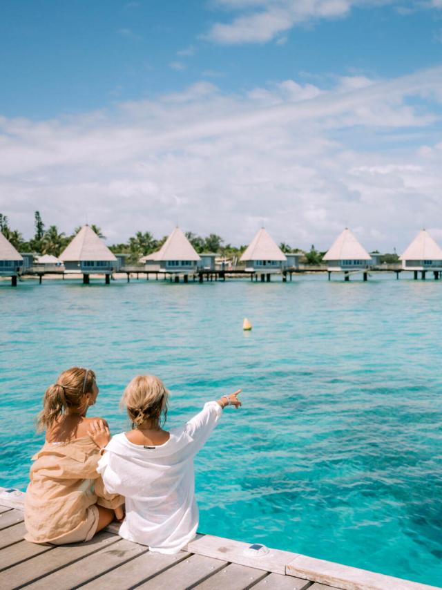 ニューカレドニアのヌメアにあるダブルツリーbyヒルトン・イロット・マイトル・リゾートと高床式バンガロー。