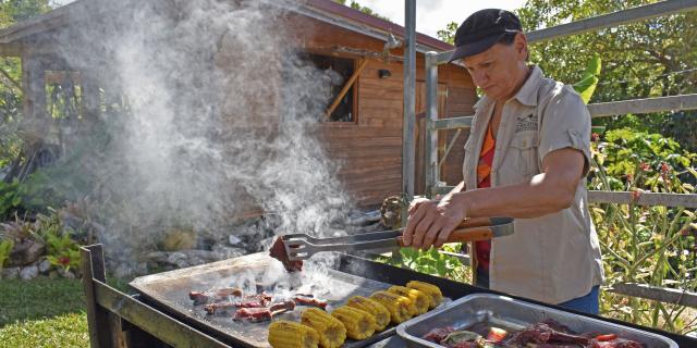 Barbecue broussard à la Ferme de Néméara à Bourail, en Nouvelle-Calédonie.
