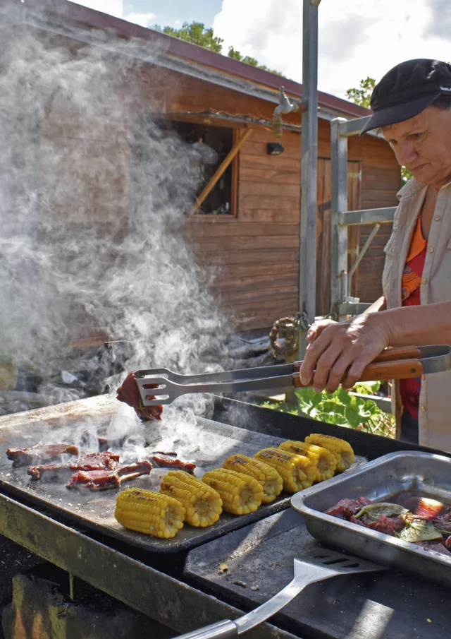 Barbecue broussard à la Ferme de Néméara à Bourail, en Nouvelle-Calédonie.