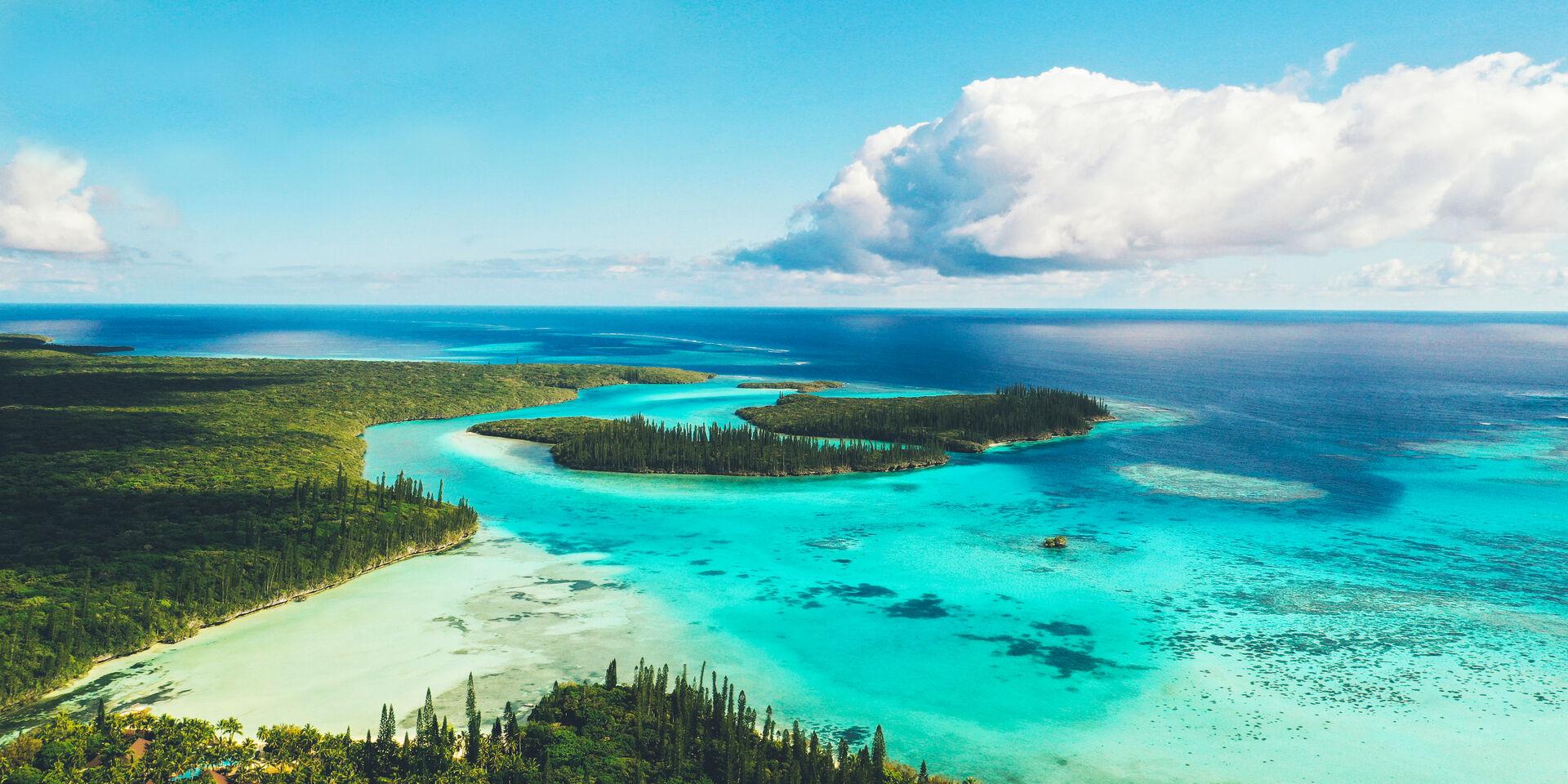 Vue aérienne sur la Baie d'Oro et les îles Mwâréya et Kônubutr à l'Île des Pins en Nouvelle-Calédonie.