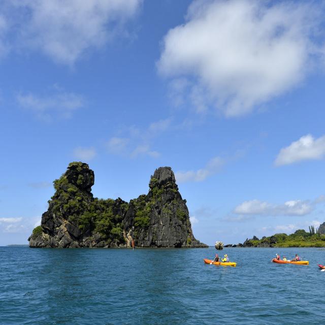 Kayak le long de la Poule Couveuse de Hienghène