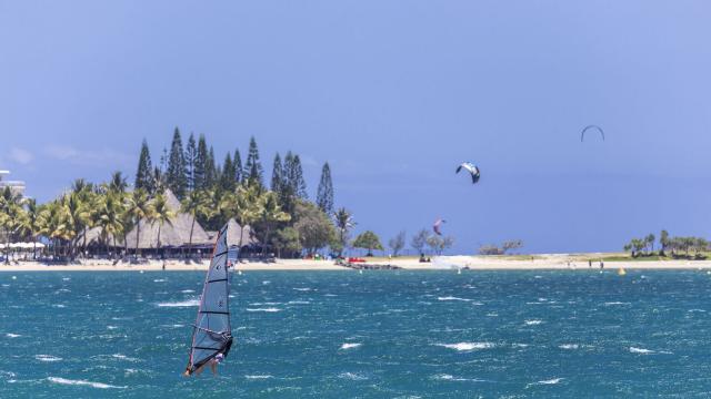 Planche à voile et kitesurf à l'Anse Vata à Nouméa, en Nouvelle-Calédonie.