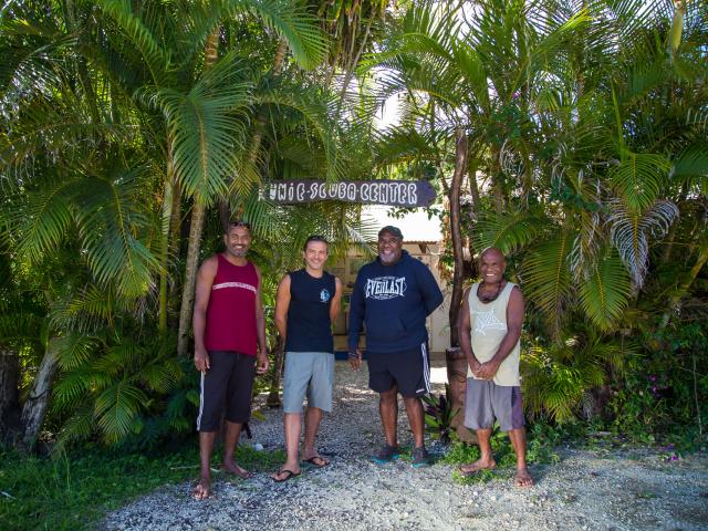 L'équipe de Kunie Scuba Center à l'Île des Pins en Nouvelle-Calédonie.
