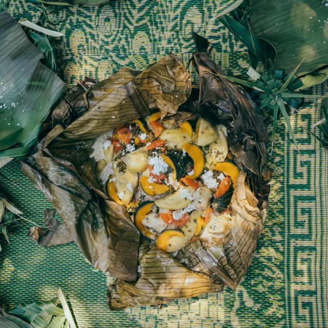 Le bougna, un plat traditionnel Kanak en Nouvelle-Calédonie.