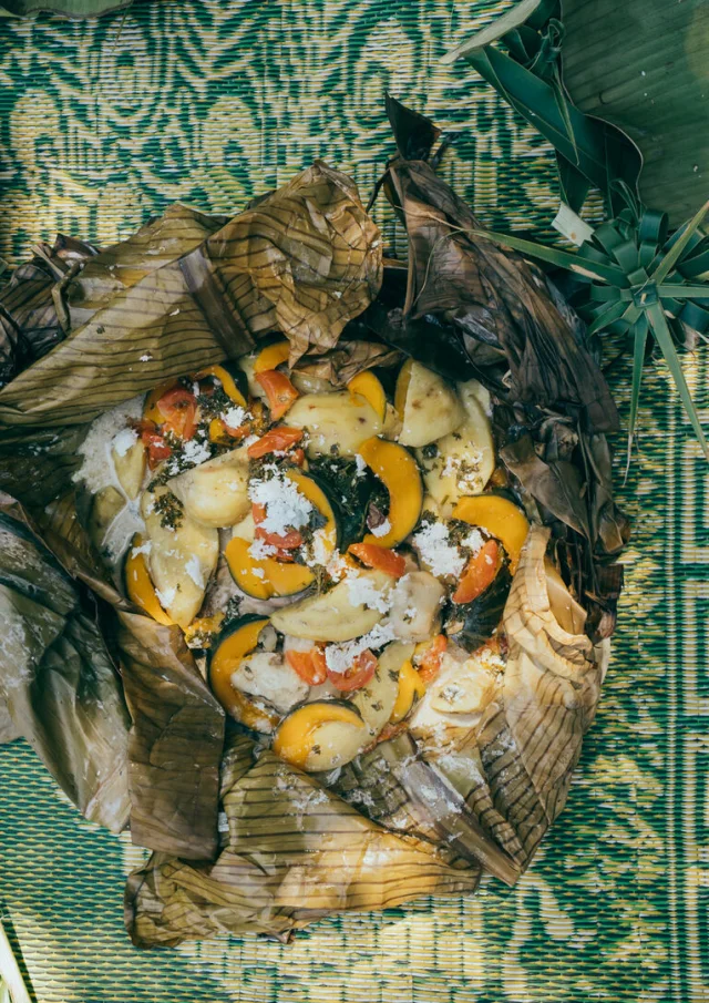 Le bougna, un plat traditionnel Kanak en Nouvelle-Calédonie.