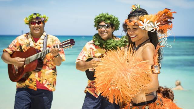 Musique et danse tahitienne à l'îlot Amédée à Nouméa, en Nouvelle-Calédonie.