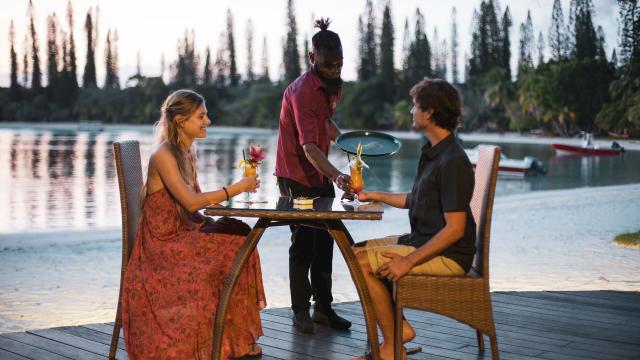 Cocktail au bar de l'hôtel Ouré Lodge Île des Pins en Nouvelle-Calédonie.
